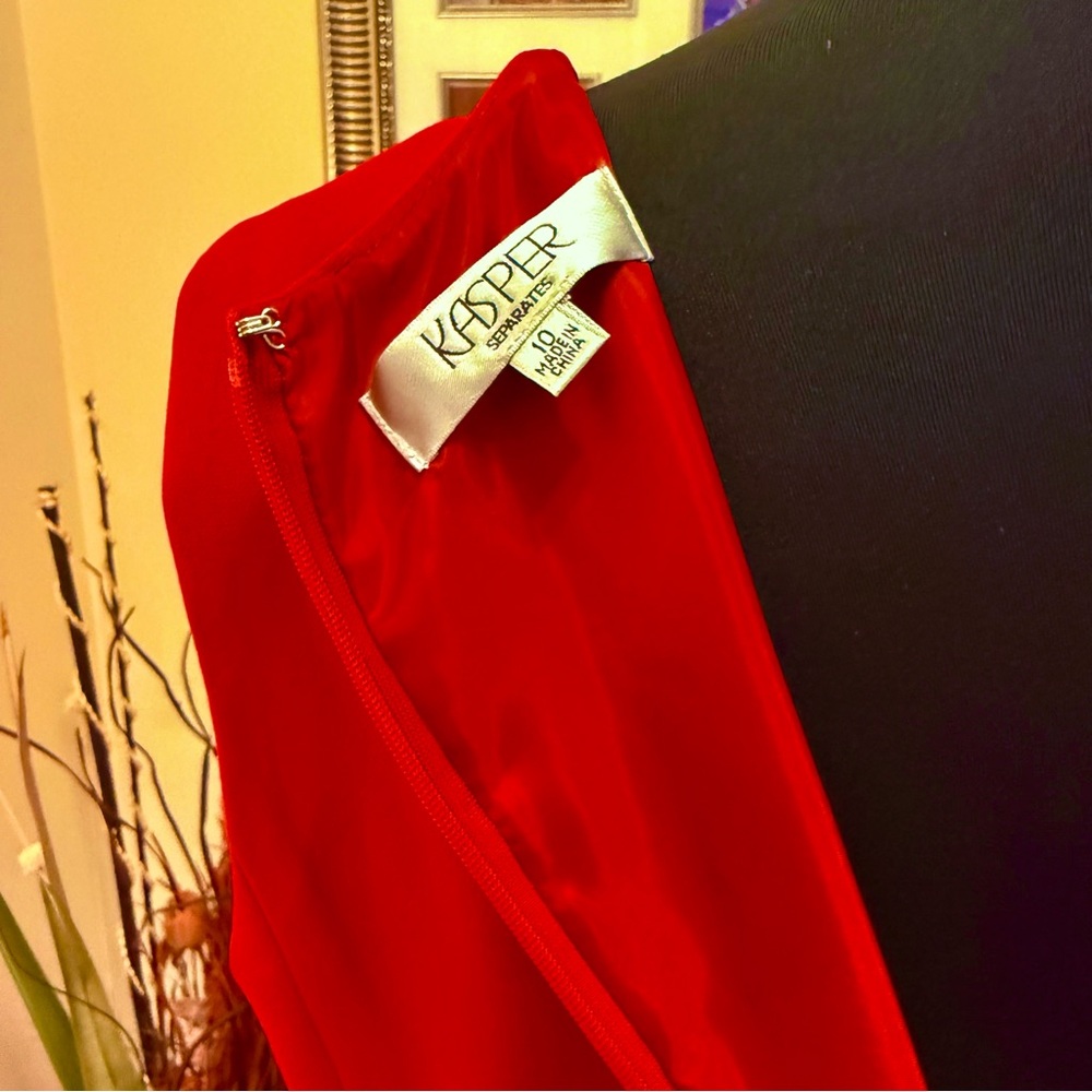 Elegant Red Sleeveless Tailored Dress - Picture 9 of 16